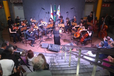 Parte dos participantes do Programa de Formação Continuada Orquestra Jovem e Coral Infantojuvenil do TJMG se apresentaram no teatro de arena do Rainha da Sucata nesta sexta-feira (21/3) -  (crédito: Marcos Vieira /EM/DA. Press. Brasil. Belo Horizonte - MG)