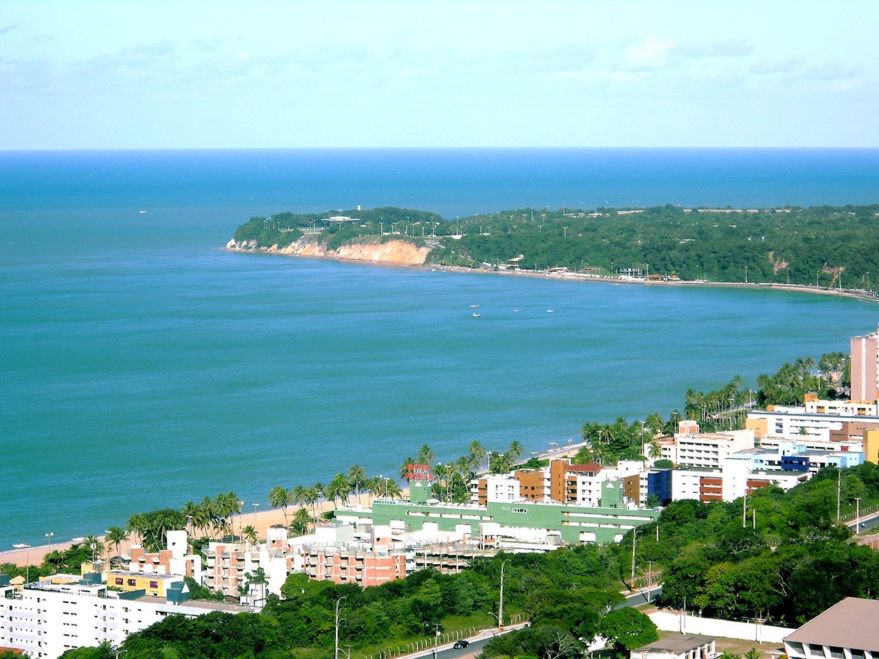 Cabo Branco (Brasil) – Situado na Paraíba, é o ponto mais oriental das Américas, descoberto durante as explorações portuguesas no século XVI. Sua localização privilegiada oferece belas vistas do Atlântico. O Farol do Cabo Branco e a Estação Cabo Branco são atrações turísticas da região.
