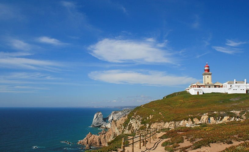 Cabo da Roca (Portugal) – O ponto mais ocidental da Europa continental, foi identificado por exploradores portugueses no século XV. Tem falésias dramáticas que atraem turistas e poetas, como Luís de Camões, que o mencionou em 