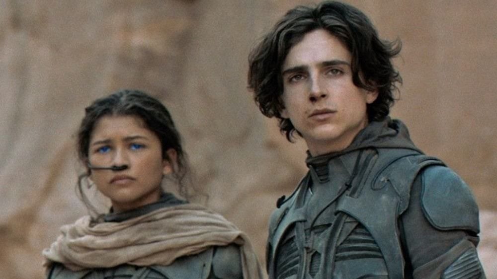 Duna (2021)
Dirigido por Denis Villeneuve, estrelado por Timothée Chalamet e Zendaya, adapta o clássico da ficção científica. A trilha inovadora de Zimmer mistura percussões tribais e vocais etéreos, garantindo seu segundo Oscar.