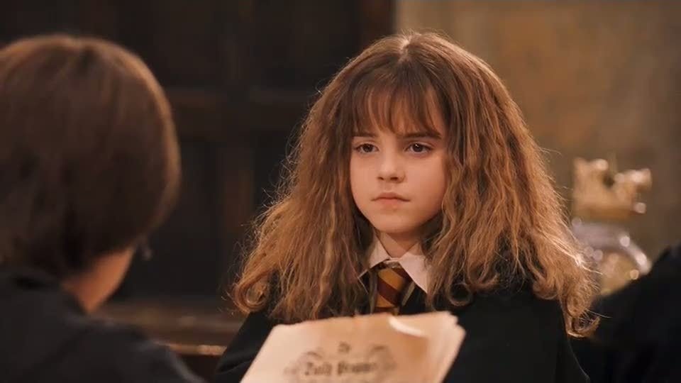 Hermione Granger (Emma Watson) – Amiga inteligente e determinada de Harry, filha de pais trouxas. Sua inteligência e habilidades mágicas são essenciais para a jornada do trio principal.
