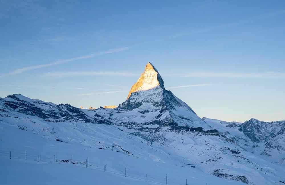 Matterhorn (Suíça/Itália) – Com sua forma piramidal quase perfeita, é uma das montanhas mais icônicas dos Alpes. Formada pela colisão de placas tectônicas, sua ascensão é um desafio para alpinistas. A cidade suíça de Zermatt oferece vistas espetaculares e infraestrutura turística para admirar essa maravilha natural.
-Christian Buergi/Pexels