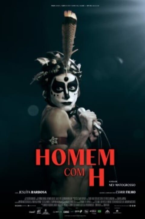 Um dos grandes nomes da música brasileira, Ney Matogrosso tem sido notícia nas últimas semanas por conta da cinebiografia “Homem com H”. O filme teve pôster e trailer lançados em 10/02. Com roteiro e direção de Esmir Filho (“Alguma Coisa Assim”), o longa-metragem tem estreia nos cinemas prevista para dia 1º de maio. -Divulgação