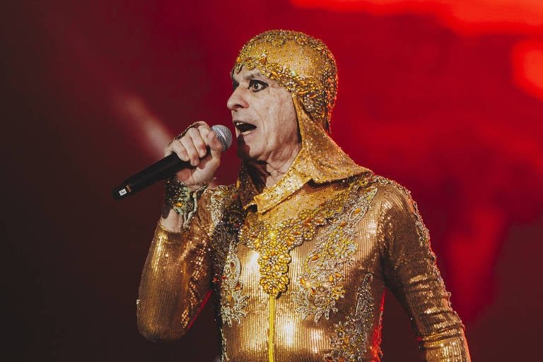 No ano passado, Ney Matogrosso foi atração do atração do Rock in Rio com performance de “Bloco na Rua”, turnê que o artista estreou em 2019. O repertório reúne canções como “Eu Quero é Botar Meu Bloco na Rua”, canção de Sérgio Sampaio que inspirou o nome do espetáculo, “Sangue Latino”, hit dos Secos e Molhados, e “Pro Dia Nascer Feliz”, de Frejat e Cazuza. 
-Divulgação/Oxidany