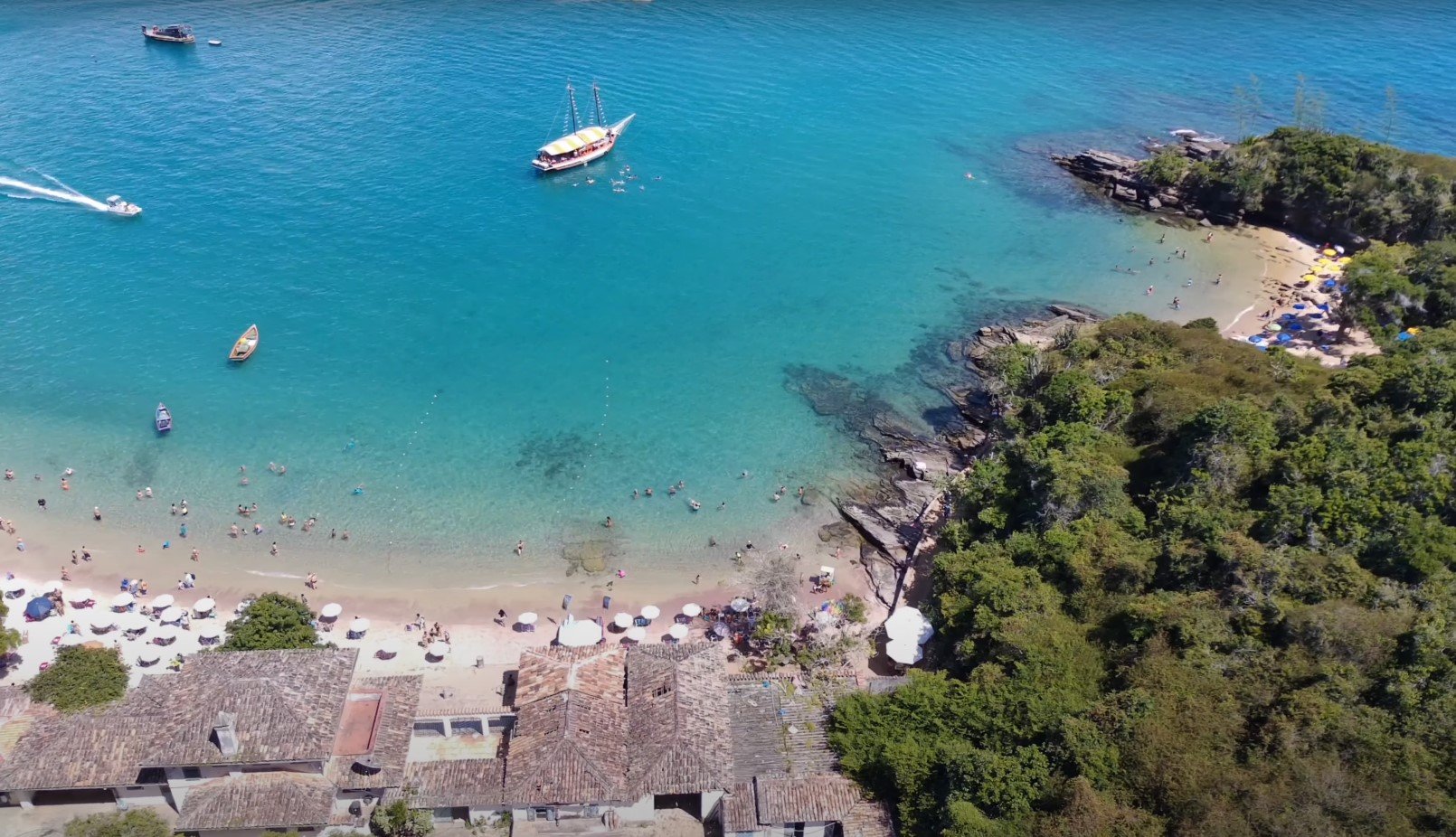 Praia da Azeda (RJ): Pequena e charmosa, localizada em Búzios, com águas cristalinas e tranquilas, ideal para quem quer nadar sem preocupações.
-Reprodução Youtube