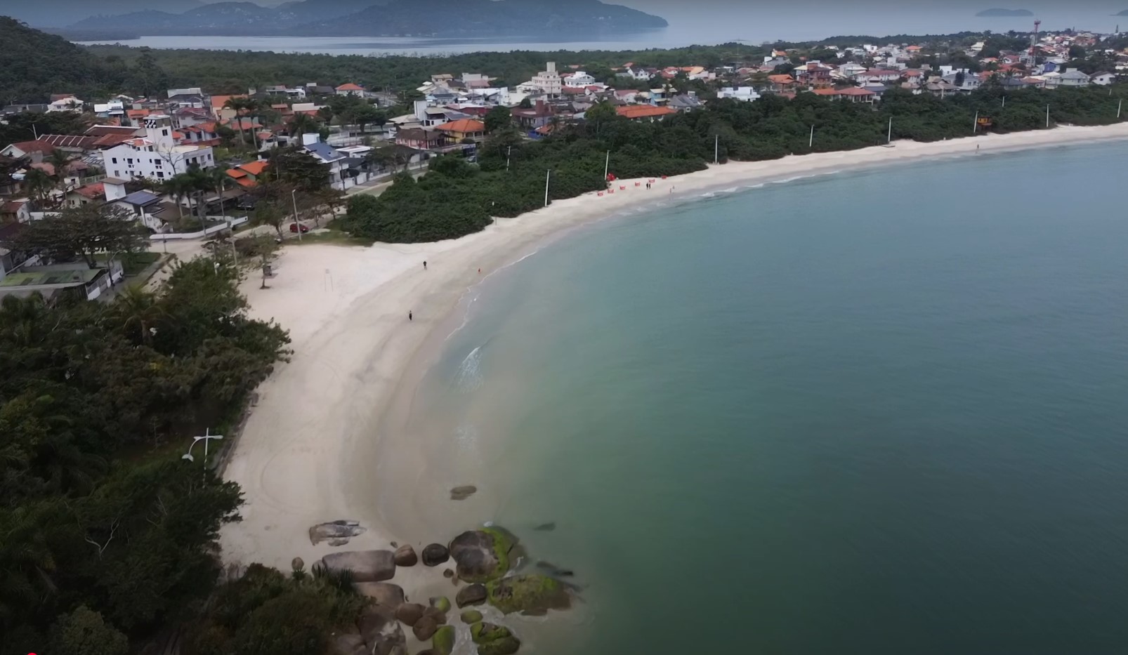 Praias calmas pelo Brasil: refúgio relaxante para qualquer idade