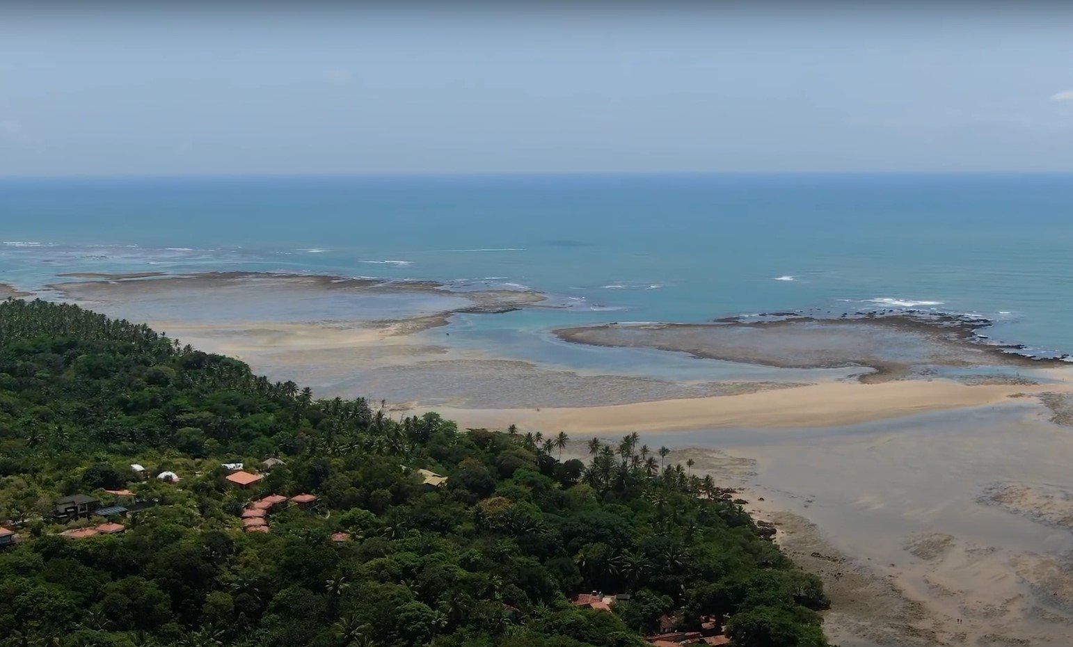 Praia do Moreré (BA): Localizada em Boipeba, é acessível por barco e tem águas rasas e calmas, sendo um refúgio paradisíaco para quem quer relaxar.
