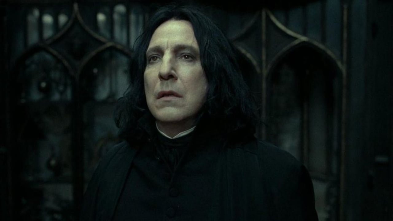 Severo Snape (Alan Rickman) – Professor de Poções e mestre das ambigüidades. Inicialmente hostil com Harry, revela-se um dos personagens mais complexos e trágicos da história.
