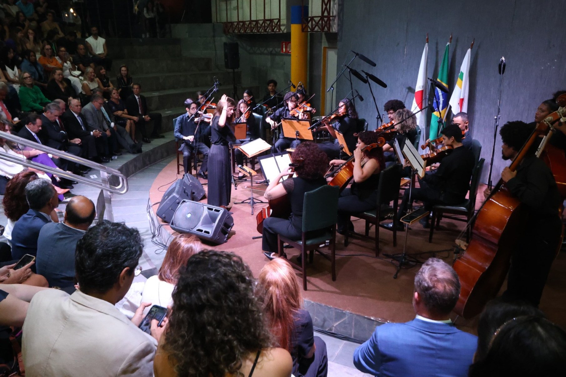Parte dos participantes do Programa de Formação Continuada Orquestra Jovem e Coral Infantojuvenil do TJMG se apresentaram no teatro de arena do Rainha da Sucata nesta sexta-feira (21/3)