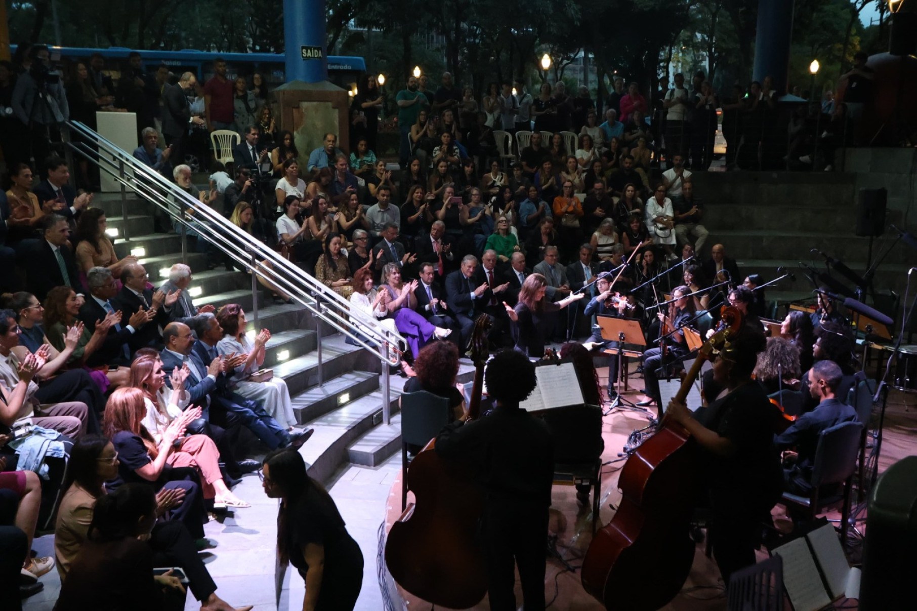 Parte dos participantes do Programa de Formação Continuada Orquestra Jovem e Coral Infantojuvenil do TJMG se apresentaram no teatro de arena do Rainha da Sucata nesta sexta-feira (21/3)
