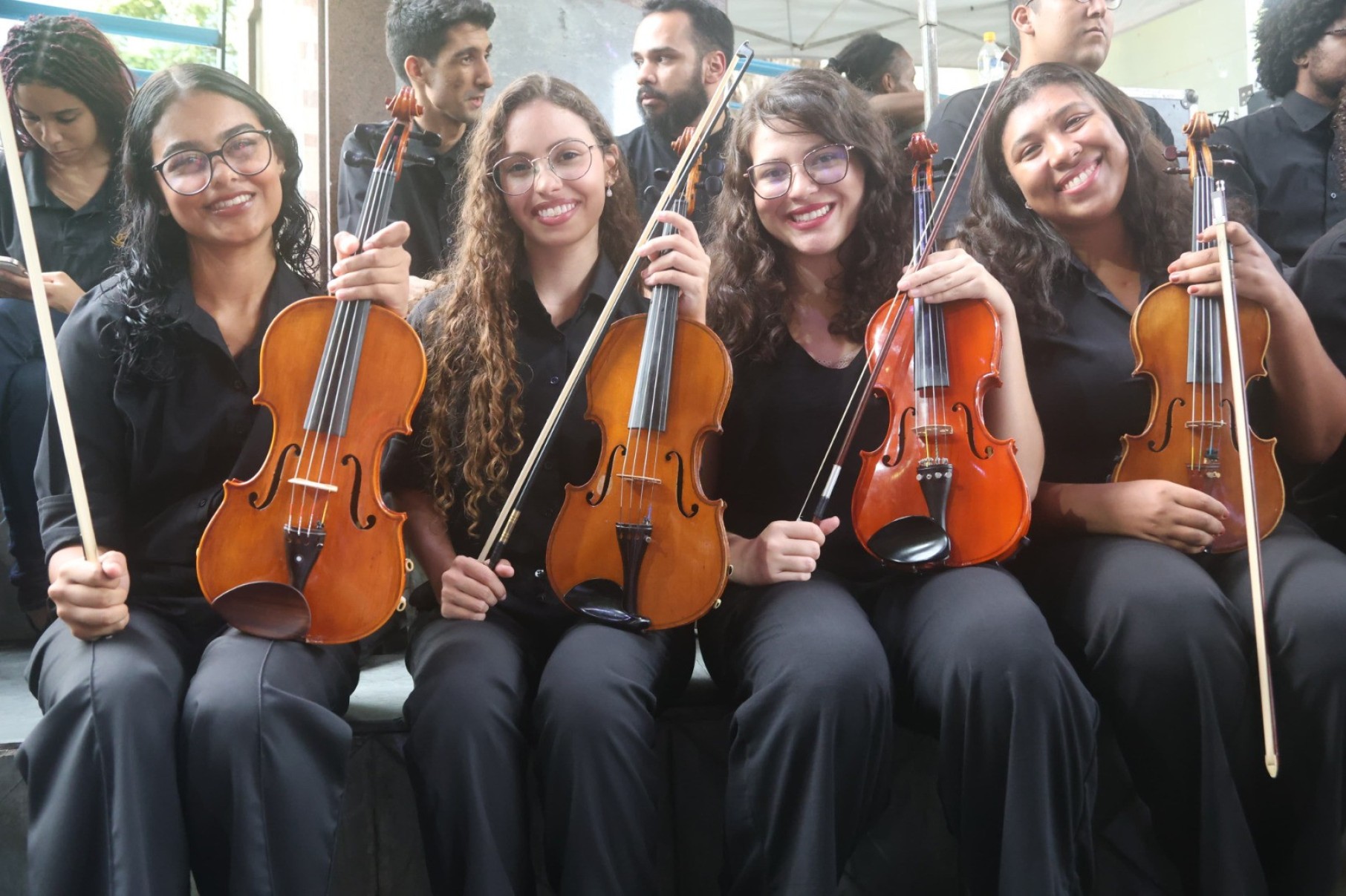 Gabriella Hadassa, Emanuelle Martins, Luisa Mambelli e Priscila Valverde são violinistas da orquestra jovem