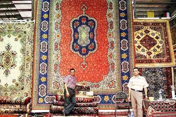 A seda confere um brilho refinado, tornando os tapetes luxuosos e delicados. O algodão é versátil, usado tanto em tapetes simples quanto em combinações com outros materiais. As fibras sintéticas, como nylon e poliéster, garantem durabilidade e fácil manutenção, sendo populares na indústria moderna.