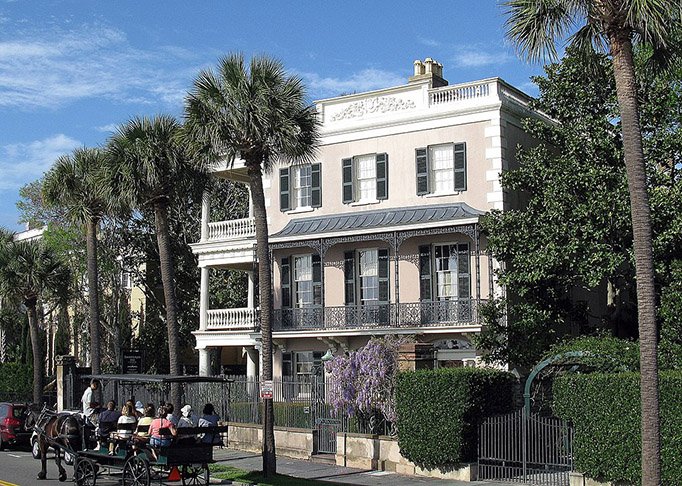 Charleston (Carolina do Sul, EUA) – A umidade do Atlântico e as tempestades tropicais trazem chuvas intensas. Isso mantém os pântanos e florestas, mas aumenta o risco de inundações.
-Spencer Means wikimedia commons 