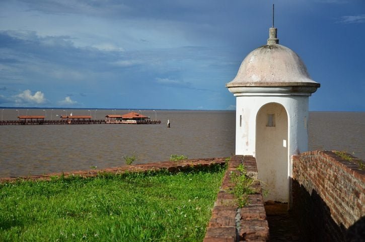 A Fortaleza de São José de Macapá, construída no século 18 pelos portugueses, tinha como objetivo proteger a região de ataques franceses e holandeses. É um dos maiores fortes coloniais do Brasil.