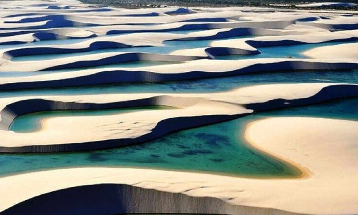  Len&ccedil;&oacute;is Maranhenses (Brasil) - Impressionante terreno formado por raro processo geol&oacute;gico que combina as maiores dunas do pa&iacute;s com lagoas da &aacute;gua do rio Pregui&ccedil;as. O parque &eacute; uma unidade de conserva&ccedil;&atilde;o 156 mil hectares nos munic&iacute;pios de Barreirinhas e Santo Amaro. Destaque para as lagoas Azul e a Lagoa Bonita.