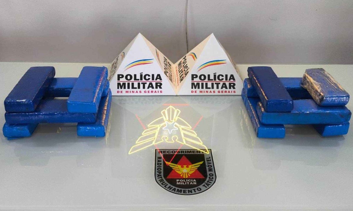 Droga estava escondida dentro de caixa de papelão. Jovem e adolescente foram levadas para a delegacia -  (crédito: PMMG/Divulgação)
