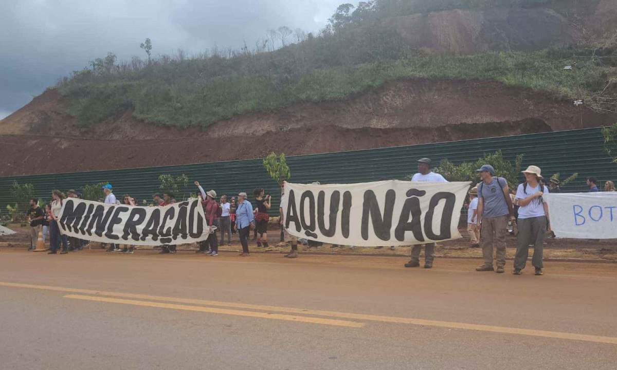 O ato reuniu cerca de 200 pessoas de associações, movimentos sociais e institutos de defesa do meio ambiente, que carregaram faixas com os dizeres "Mineração, aqui não" e cartazes -  (crédito: Associação de Proteção Ambiental Ouro Preto/Divulgação)