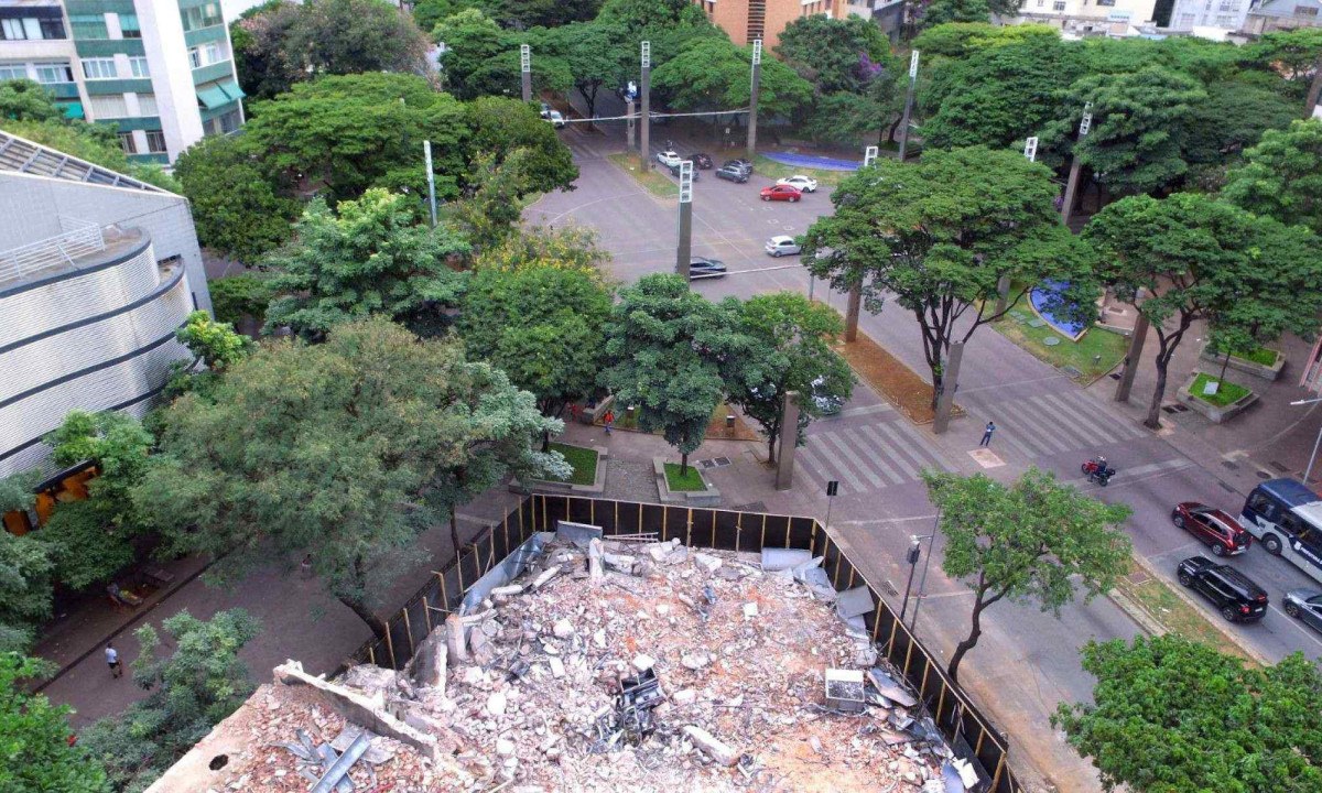 A estrutura onde funcionou a famosa padaria Savassi foi demolida neste s&aacute;bado (22/3) -  (crédito: Ramon Lisboa/EM/D.A Press)