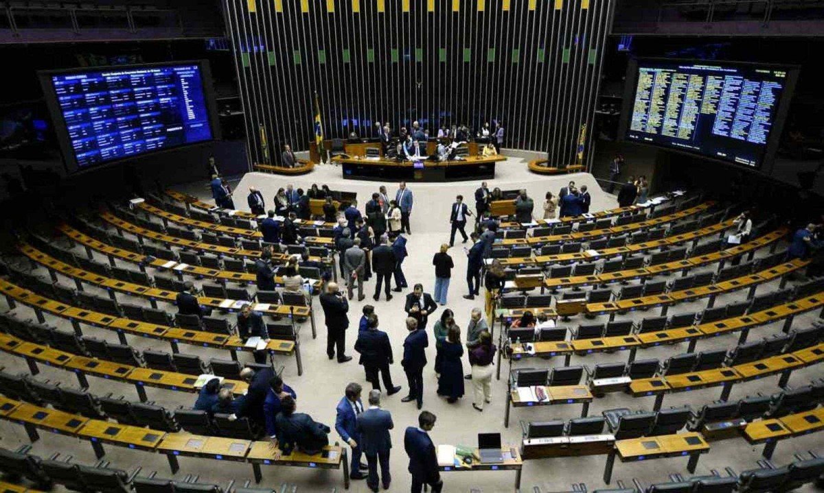 Plen&aacute;rio da C&acirc;mara: dos 53 parlamentares do estado, 18 s&atilde;o a favor, e 14, contra. Outros 15 n&atilde;o responderam ao EM, e seis est&atilde;o indecisos sobre o projeto que perdoa os condenados -  (crédito: Edilson Rodrigues/Ag&ecirc;ncia Senado 15/12/22)