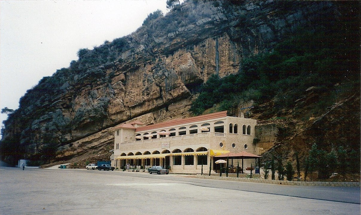Grutas de Jeita Grotto (Líbano) -  Complexo de duas cavernas de pedra calcária cárstica, interligadas, totalizand  9 km no vale de Nahr al-Kalb. 