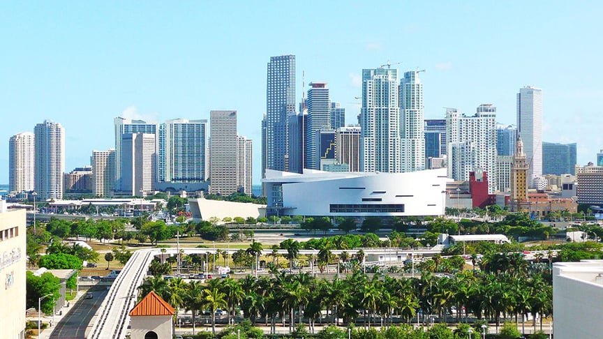 Miami (Flórida, EUA) – O clima tropical traz chuvas fortes, especialmente no verão. Isso alimenta os Everglades, mas tempestades podem provocar enchentes e furacões.
-Averette wikimedia commons 