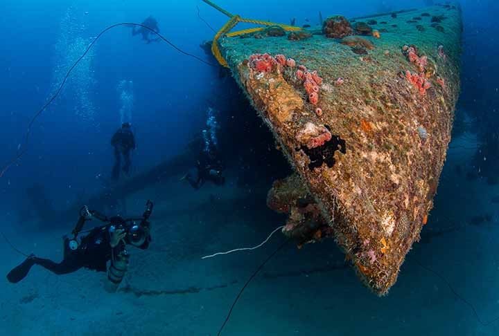 O cargueiro Hilma Hooker, de 236 pés (72 metros), repousa de lado a 95 pés (28 metros) de profundidade. É possível que o mergulhador faça uma penetração mínima, mas com visibilidade cristalina do local.