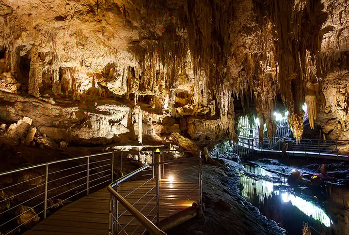 A caverna de Mammoth tem cerca de 591 km com rochas sedimentares. Passarelas dão acesso a diversos pontos dessa gruta. 