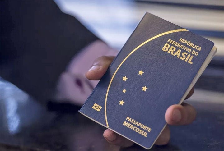 Acontece que quando o avião embarcou para a Colômbia, Matheus esqueceu de levar o passaporte. Resultado: mudou o destino da viagem e da própria vida. O acidente causou a morte de 71 pessoas, incluindo o pai de Matheus.