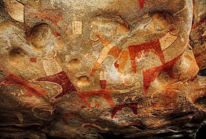 A história da humanidade é marcada por transformações profundas, desde a transição de caçadores-coletores para agricultores sedentários até a complexidade da sociedade globalizada de hoje. Saiba mais sobre cada um desses períodos!