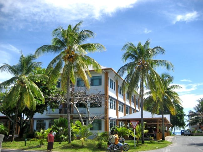 TUVALU, OCEANIA: 26 km² - Com cerca de 11.000 habitantes, Tuvalu é um arquipélago de pequenas ilhas no Pacífico. É ameaçado pela elevação do nível do mar e depende de ajuda internacional para desenvolvimento. Sua cultura é rica, com danças tradicionais e uma forte conexão com o mar.