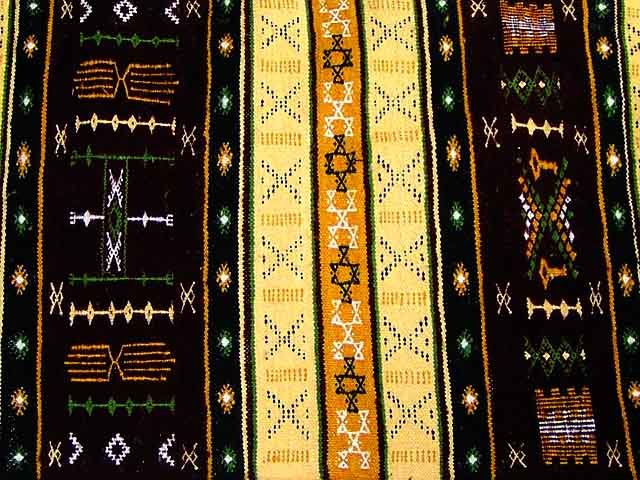 No Marrocos, os tapetes berberes são peças rústicas e autênticas, tecidas à mão por tribos nômades. Feitos de lã natural, geralmente em tons neutros, eles têm padrões geométricos simples, mas expressivos. São valorizados pela estética minimalista e aconchegante. Além dos  tradicionais, há versões mais coloridas que fazem sucesso na decoração contemporânea.