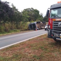 Motorista de caminhão carregado com mamão morre em acidente