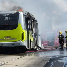 Vídeo: ônibus do Move pega fogo em avenida de BH
