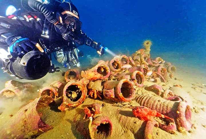 Uma análise irá confirmar se os objetos pertencem ao período entre o final do século I a.C. e o início da era Augusta. Os pesquisadores vão analisar restos de cerâmicas e de sedimentos com datação por carbono..No início dos anos1990, escavações na área de Portinenti também descobriram ânforas do tipo Richborough, junto com restos de produção