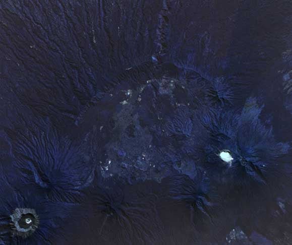 Lago da Cratera Kawah Ijen (Indonésia) - O satélite da missão Copernicus Sentinel-2 registrou imagem do mostrando um azul turquesa que parece convidativo. Mas, na verdade, o lugar não é nada aprazível.