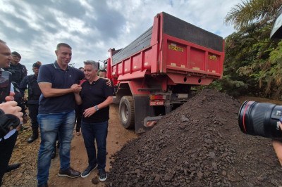 Sargento Rodolfo, prefeito de Sabará, e Álvaro Damião, prefeito em exercício de BH, comemoram início das obras na Avenida Country Club, divisa das duas cidades -  (crédito: Jair Amaral/EM/D.A. Press)