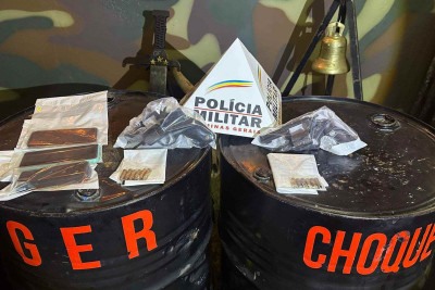  Foram apreendidos dois revolveres e celulares que eram usados pelos criminosos  -  (crédito: Policia Militar/divulgação)