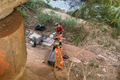 Corpo foi encontrado em estado avançado de decomposição sob ponte em Uberaba, no Triângulo Mineiro -  (crédito: Corpo de Bombeiros/Divulgação)