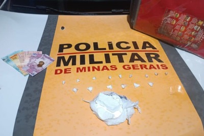 PM encontrou drogas ao revistar motociclista na BR-262, em Sabará, na Grande BH -  (crédito: PMMG/Divulgação)