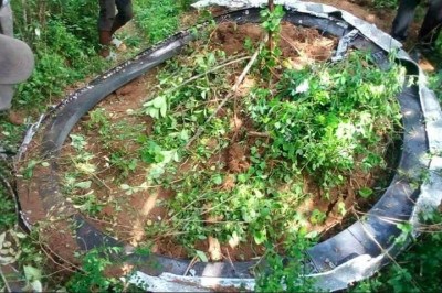 No fim de dezembro/24, um misterioso objeto metálico de 2,5 metros de diâmetro caiu em Makueni, um vilarejo a sudeste de Nairóbi, no Quênia, provocando um alvoroço na comunidade local. -  (crédito: Reprodução/Citizen TV)