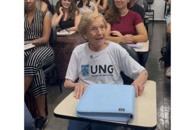 Dona Iolanda no primeiro dia de aula da faculdade -  (crédito: UNG / reprodução)