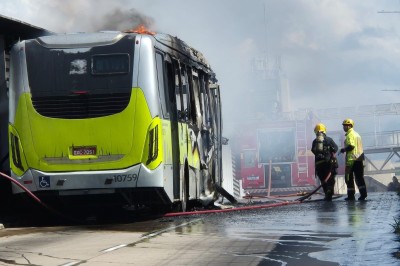 Uma das hipóteses é que o fogo tenha começado devido a um problema no sistema de ar-condicionado do veículo -  (crédito: Jair Amaral/EM/D.A. Press)