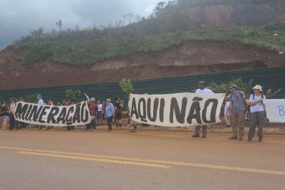 O ato reuniu cerca de 200 pessoas de associações, movimentos sociais e institutos de defesa do meio ambiente, que carregaram faixas com os dizeres 'Mineração, aqui não' e cartazes -  (crédito: Associação de Proteção Ambiental Ouro Preto/Divulgação)