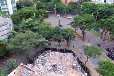 A estrutura onde funcionou a famosa padaria Savassi foi demolida neste sábado (22/3) -  (crédito: Ramon Lisbo/ EM/ D.A Press)