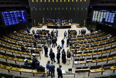 Plenário da Câmara: dos 53 parlamentares do estado, 18 são a favor, e 14, contra. Outros 15 não responderam ao EM, e seis estão indecisos sobre o projeto que perdoa os condenados -  (crédito: Edilson Rodrigues/Agência Senado 15/12/22)
