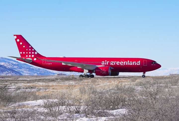 A principal companhia local a operar no aeroporto de Nuuk será a Air Greenland, que irá realizar voos para Copenhague (Dinamarca) e Reykjavik (Islândia).