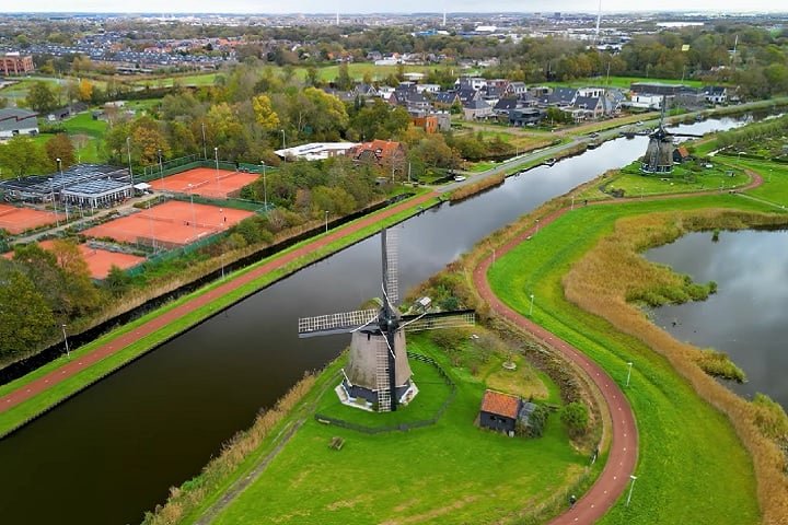 Alkmaar Ã© facilmente acessÃ­vel a partir de AmsterdÃ£, com uma viagem de trem que leva cerca de 40 minutos, o que a torna uma excelente opÃ§Ã£o para uma visita de um dia ou um ponto de parada em um roteiro maior pela Holanda.