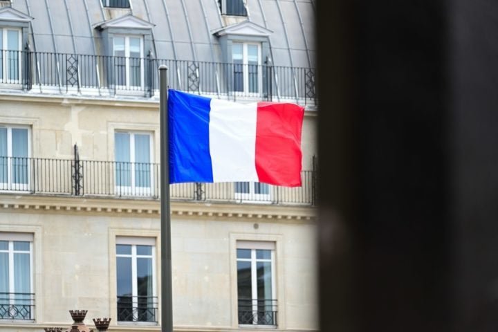 Embora seja um prato tipicamente suíço, a França teve um papel essencial na difusão do fondue. Além de compartilhar uma fronteira com a Suíça, o termo 