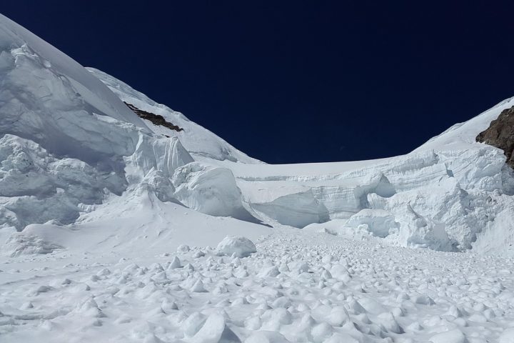 Homem fica uma hora soterrado por avalanche e é resgatado com vida nos EUA Homem fica uma hora soterrado por avalanche e é resgatado com vida nos EUA