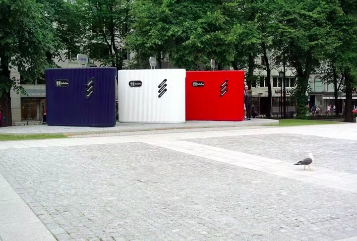 3) Oslo, Noruega - Esse banheiro fabricado por uma empresa francesa tem as cores da França e o lema 